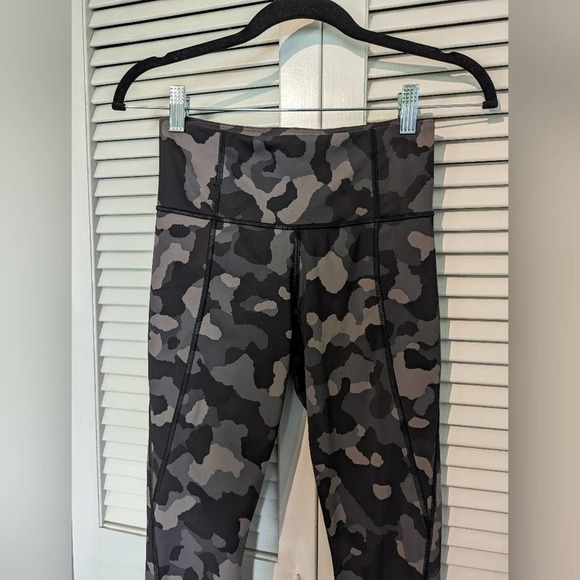 🎃 Athleta Lightning Camo 7/8 Tight XS - Picture 4 of 8